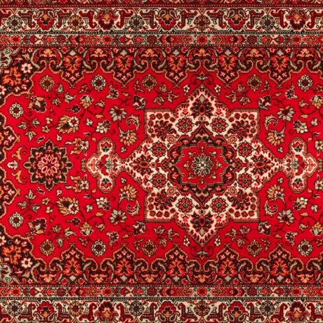 Teppich aus orientalischen Mustern in Rot und Schwarz